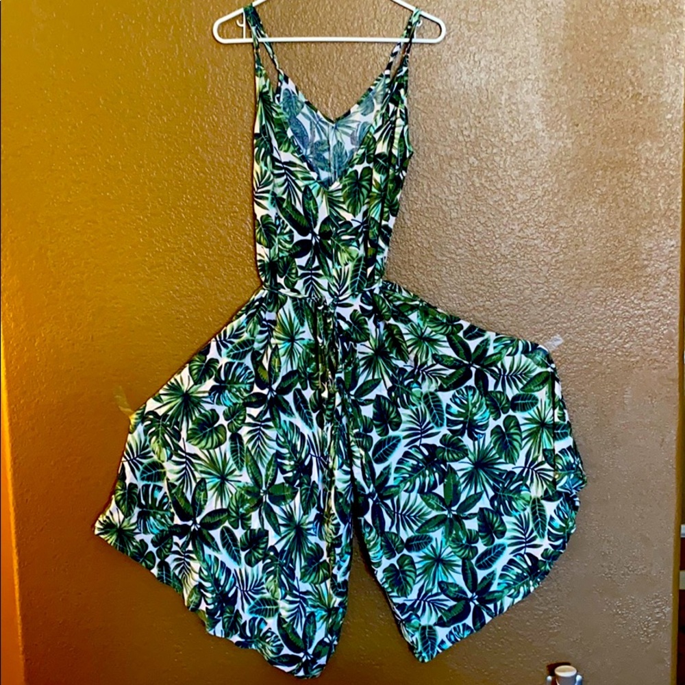 Perfect for Hawaii. Jumpsuit with belt, pockets.